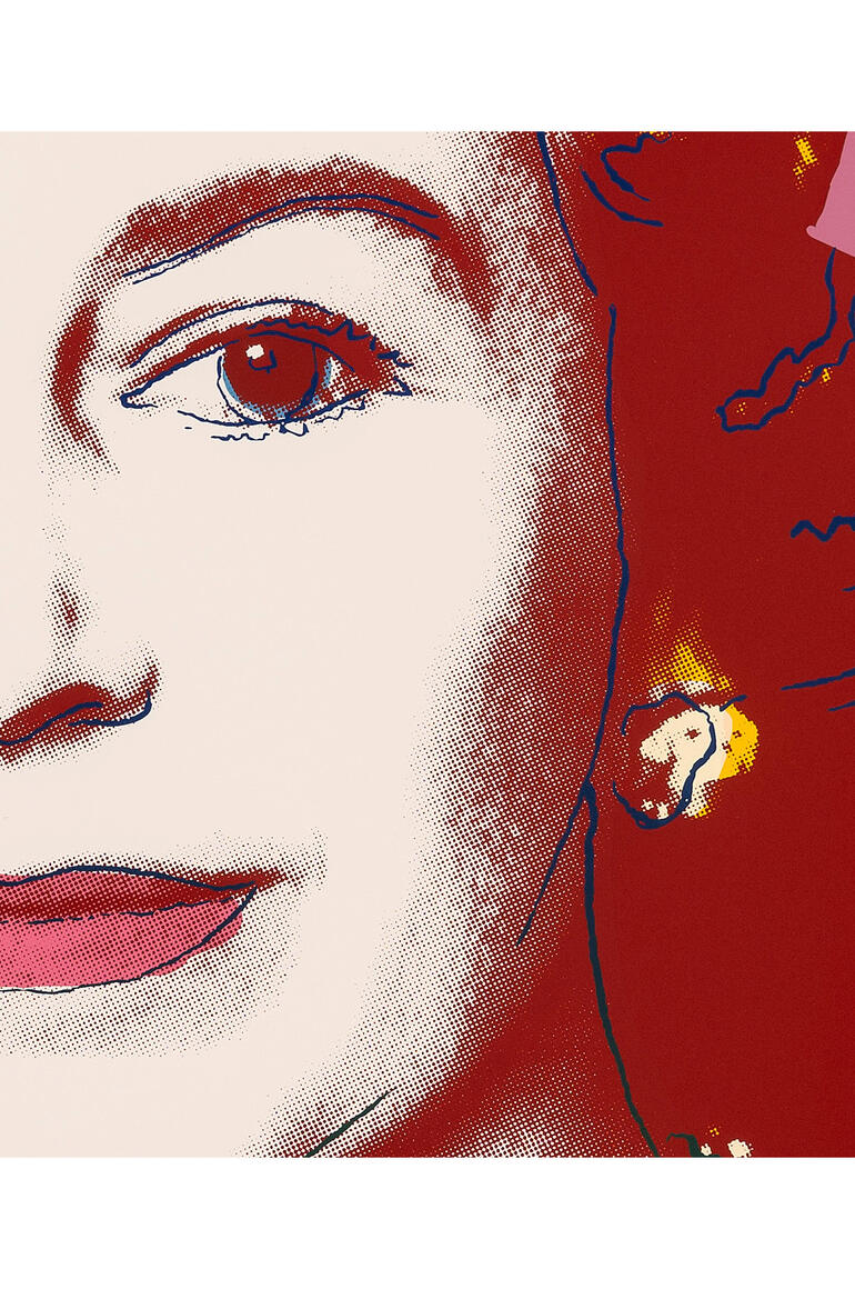 Der purpurne Hintergrund und die helle Farbe des Gesichts betonen effektvoll die majestätische Anmut. Nahaufnahme des Gesichts von Königin Elizabeth II. in kräftigen Farben.