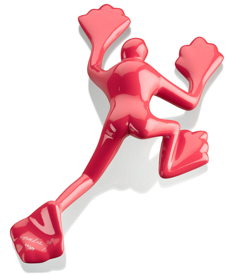 Kunstobjekt Flossi, in der Form einer laufenden Figur, in Himbeerrot.