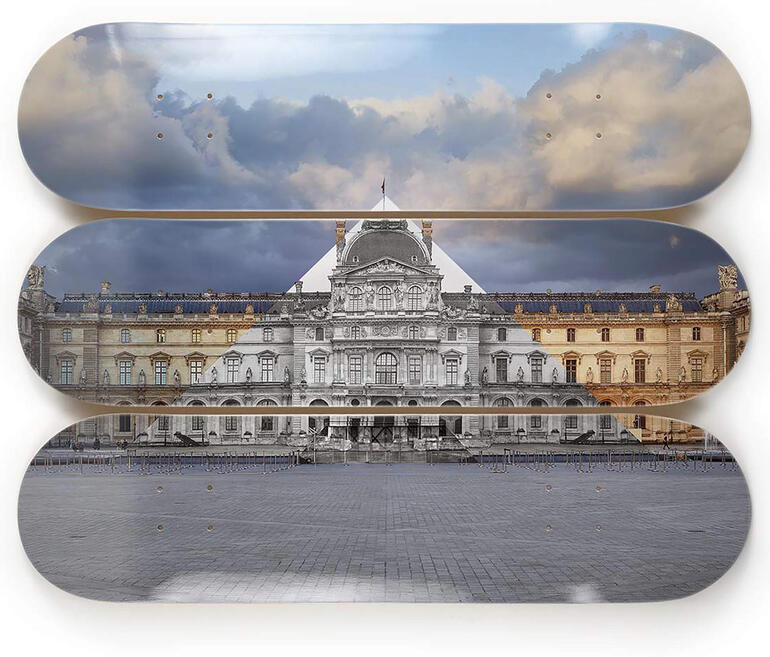 Drei Skateboard-Decks mit dem Louvre-Gebäude und der Pyramide, in sanften Farbtönen gestaltet.