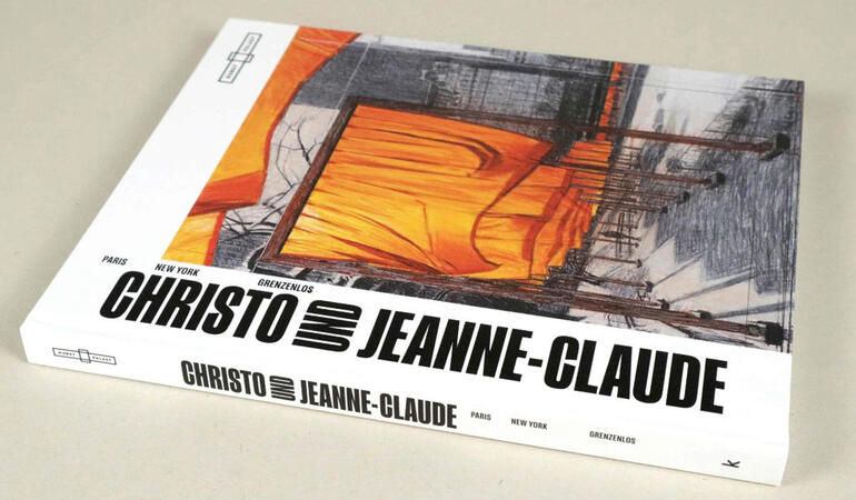 Mitgeliefert (nur mit Bestellung des Werkes „The Gates Skyline im Schnee“): Hardcover-Buchband „Christo und Jeanne-Claude: Paris. New York. Grenzenlos.“ im Wert von € 45,– . 200 Seiten im Format 24 x 29 cm über Projekte des Paares und ihrer Weggefährten.