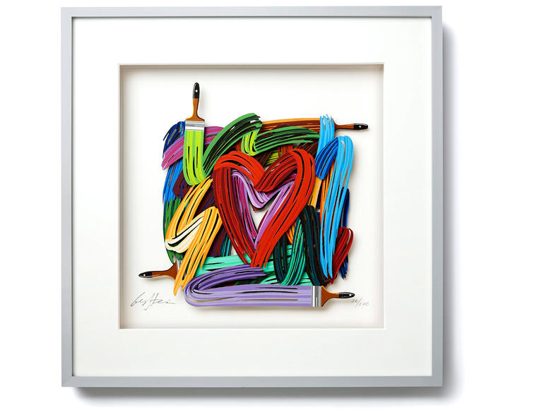 Farbenfrohes Kunstwerk mit rotem Herz aus geformten Bändern in einem weißen Rahmen.