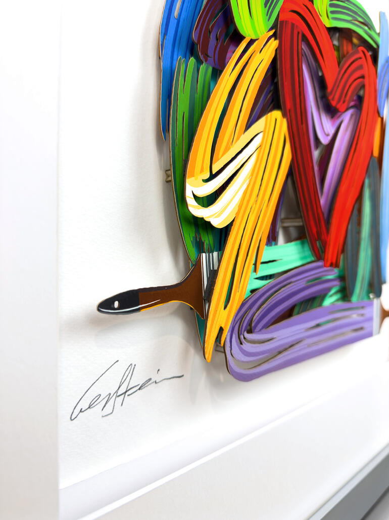 Detailansicht des Kunstwerks mit einem roten Herz aus geformten Bändern und Signatur.