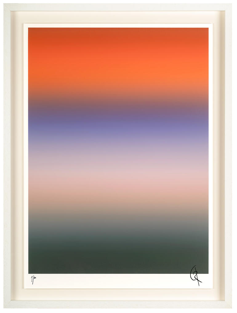 Abstraktes Farbspiel mit sanften Übergängen in Orange, Lila und Grün in einem Rahmen.