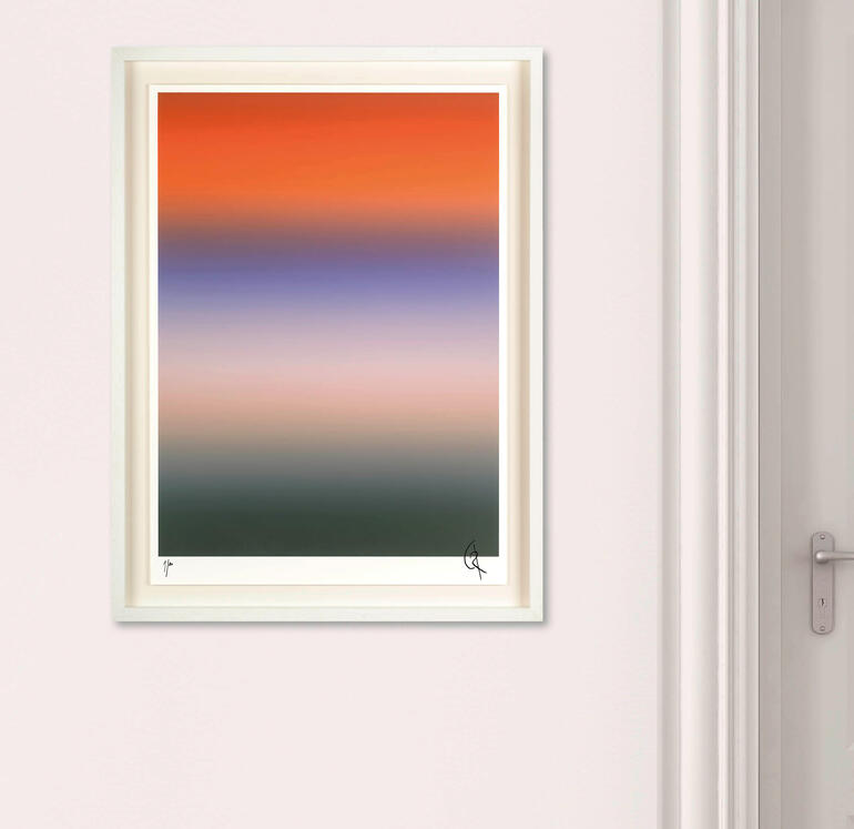Gerahmtes Kunstwerk mit sanften Farbverläufen aufgehängt an einer Wand.