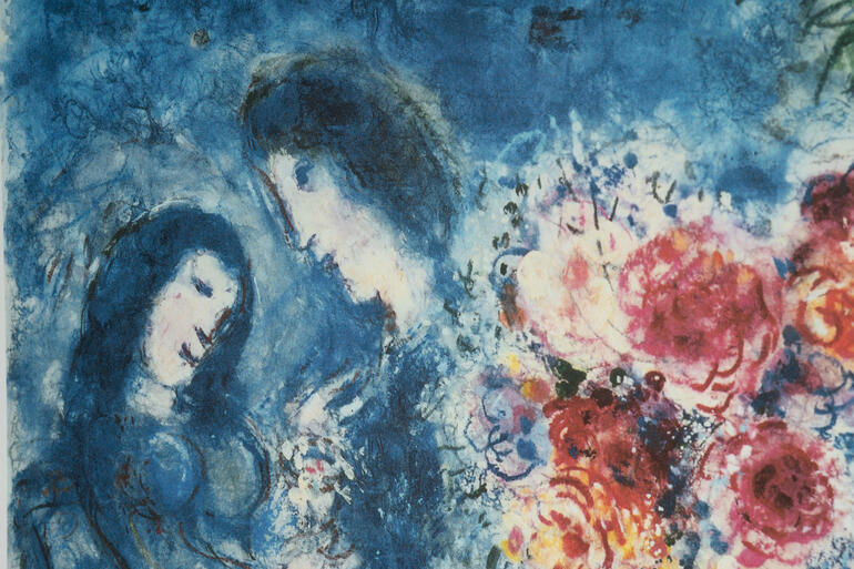 Detail eines Gemäldes von Marc Chagall mit zwei Figuren und Blumen.