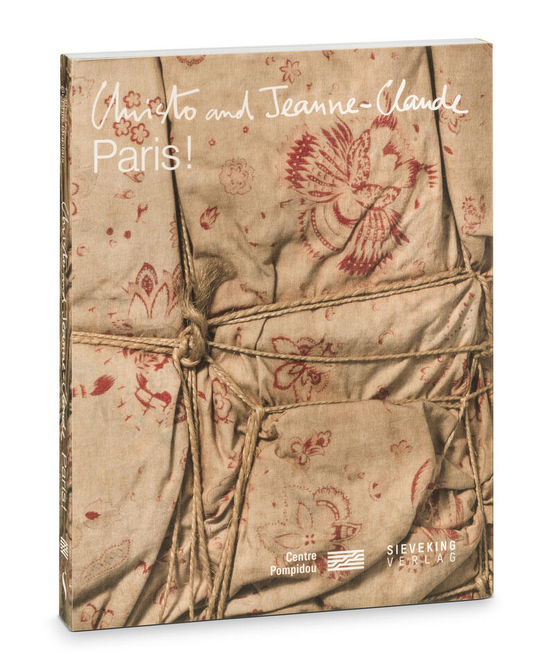 Nur solange der Vorrat reicht: Kostenlos mitgeliefert: Hardcover-Buchband „Christo und Jeanne-Claude: Paris!“, 256 Seiten im Format 20 x 26 cm über die Pariser Projekte des Künstler-Paares. Buchcover von Christo und Jeanne-Claude – Paris!