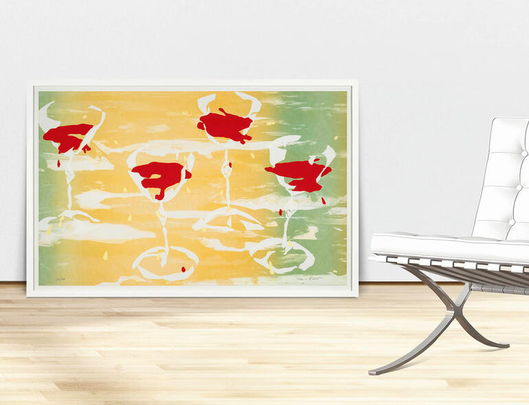 Fünf rot-weiße Wein-Gläser auf pastellfarbenem Hintergrund.