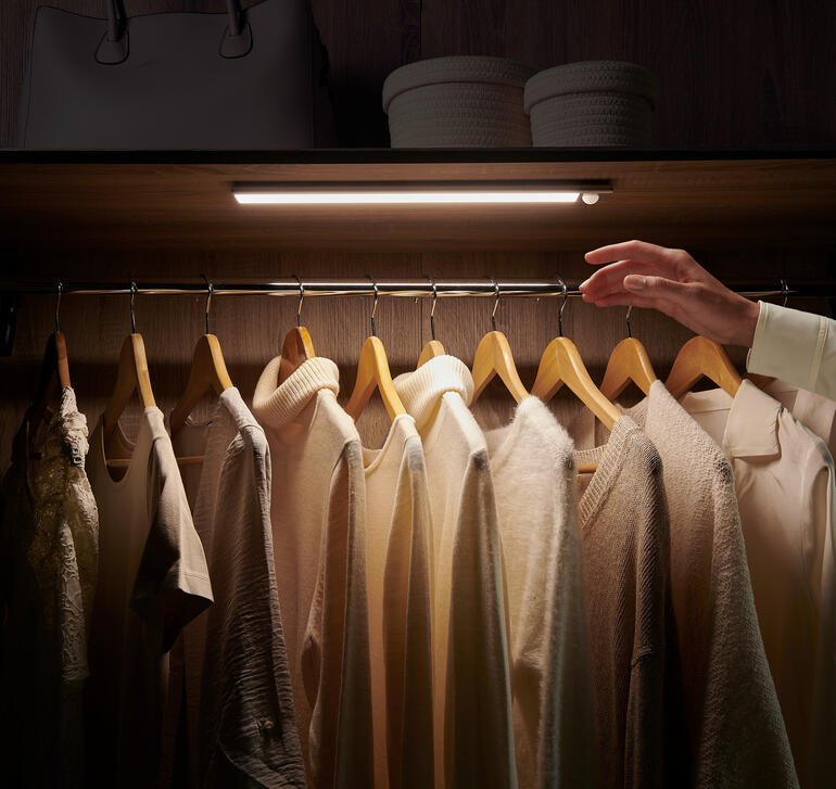 Akku-Lichtleiste in einem Schrank, beleuchtet Kleidung.