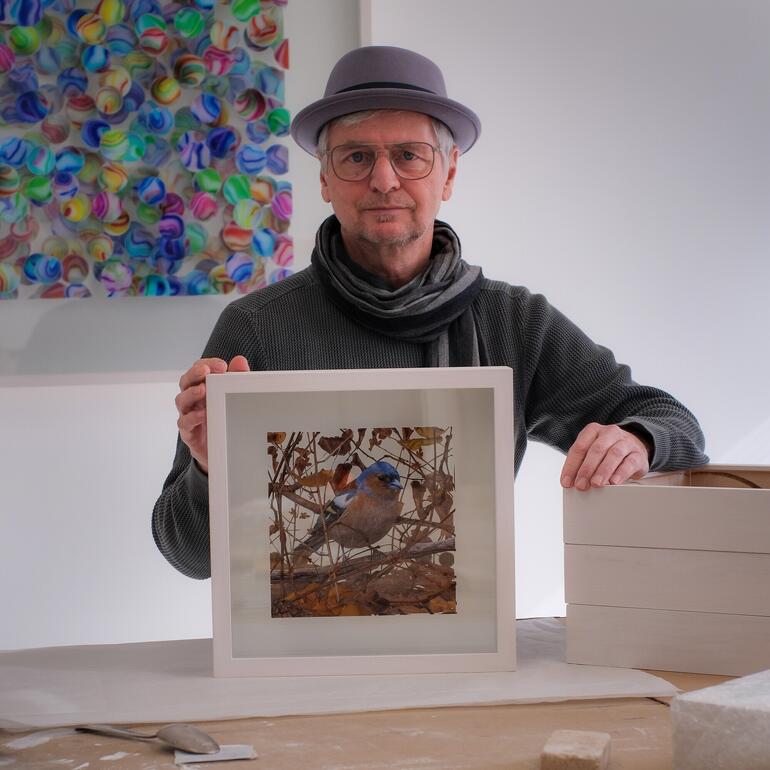 Andreas Lutherer prüft das Glas für ein Kunstwerk.