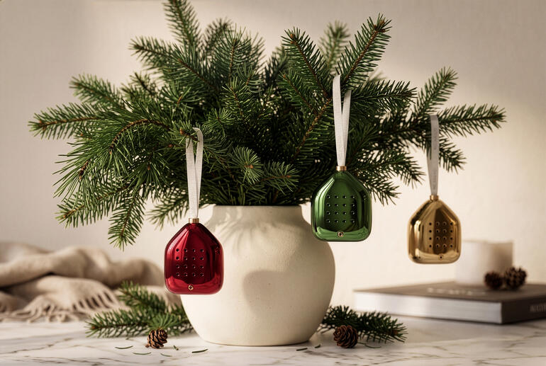 Akustischer Weihnachtsschmuck in Rot, Grün und Gold an einem Weihnachtsbaum.