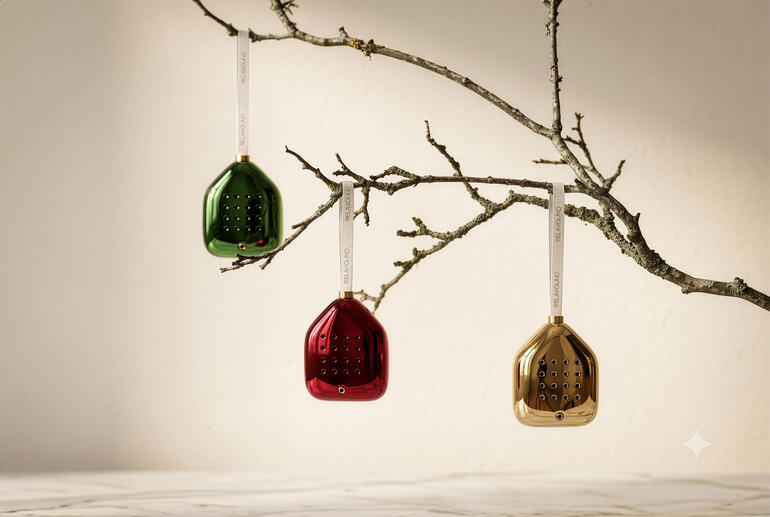 Akustischer Weihnachtsschmuck an einem trockenen Zweig.