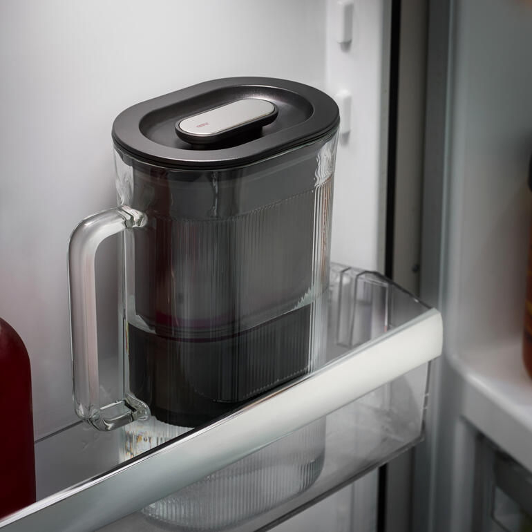 Wasserfilter-Karaffe Puralis im Kühlschrank auf einem Ablagefach.