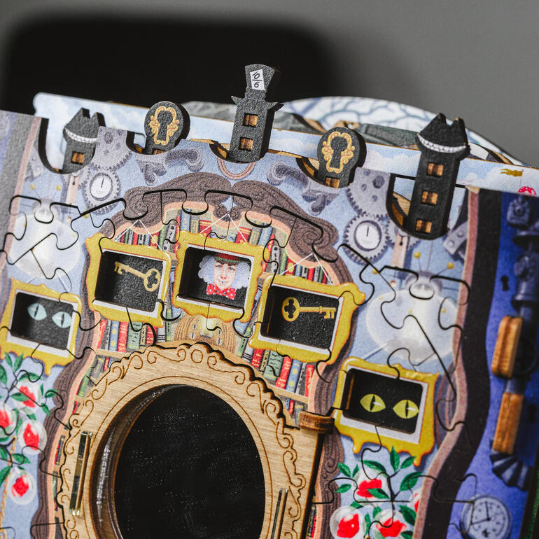 Detailaufnahme der Wonderbox mit Puzzlestücken und einem Schlüssel.