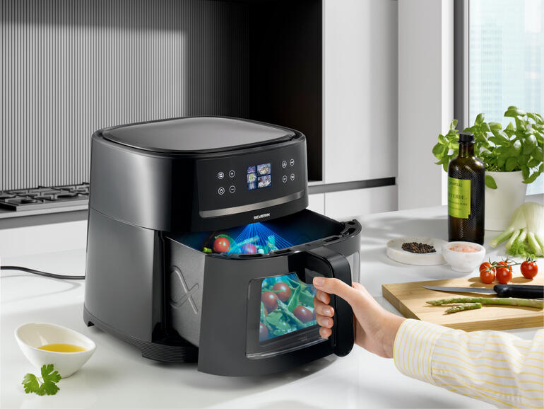 Airfryer mit KI-Technologie in einer modernen Küche, Lebensmittel werden vorbereitet.