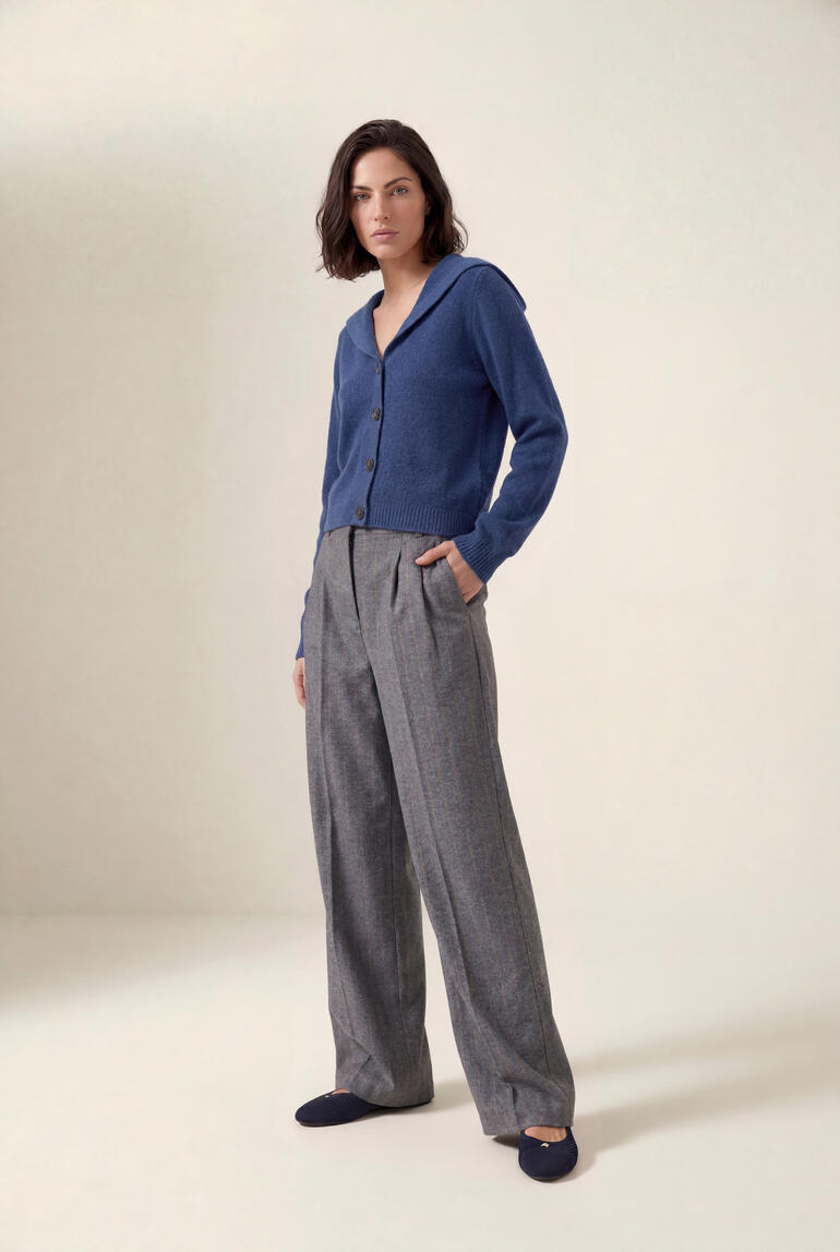 Frau in st.Ann Flexible Wide-leg-Nadelstreifenhose und Cardigan