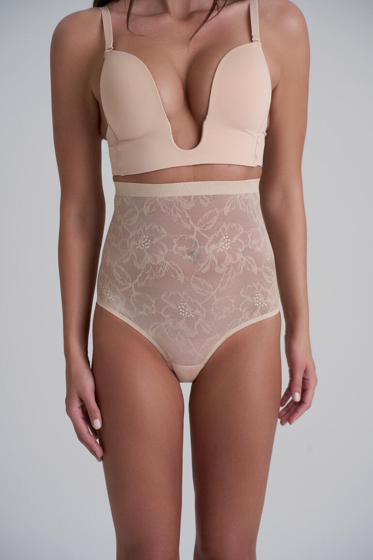 Beiger Spitzen-Shape-Slip mit hoher Taille, model trägt einen passenden BH