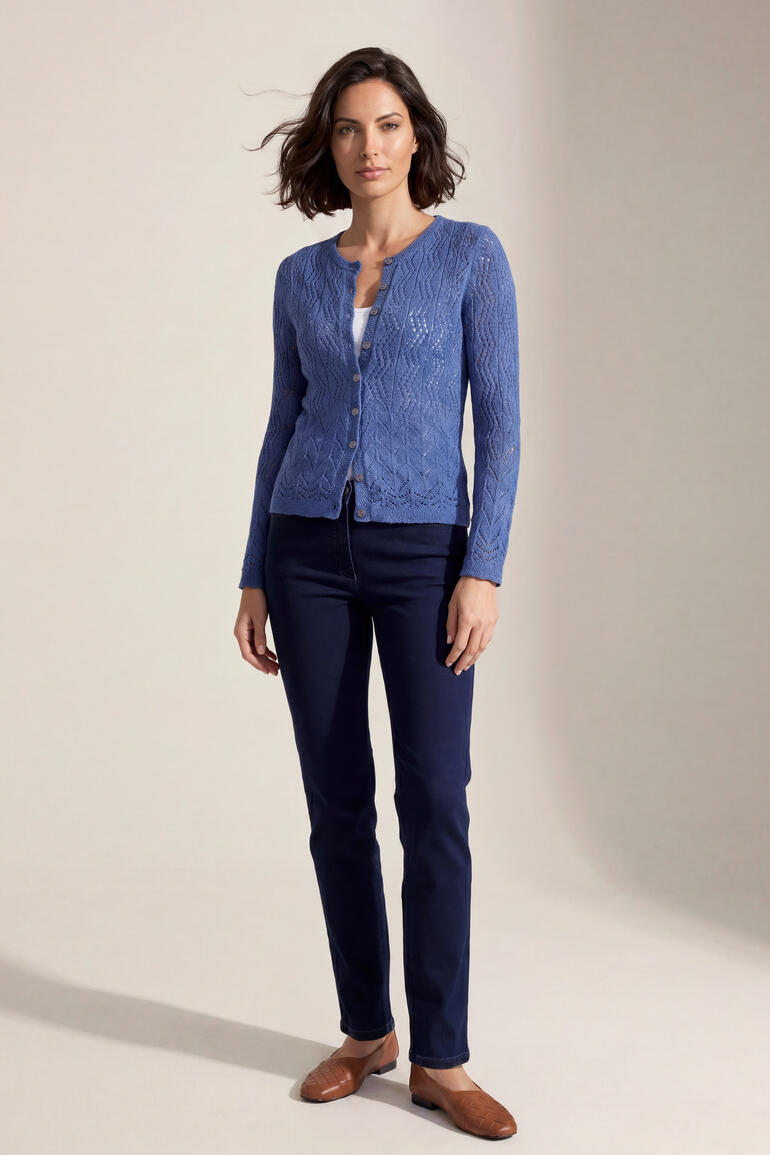 Frau in einem lila Eribe Lace-Stitch-Cardigan und dunkler Hose.