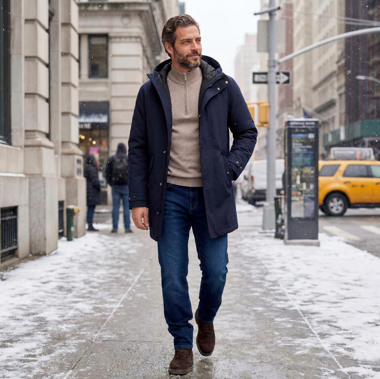 Mann in CG 3-in-1 Wollparka auf der Straße im Schnee.