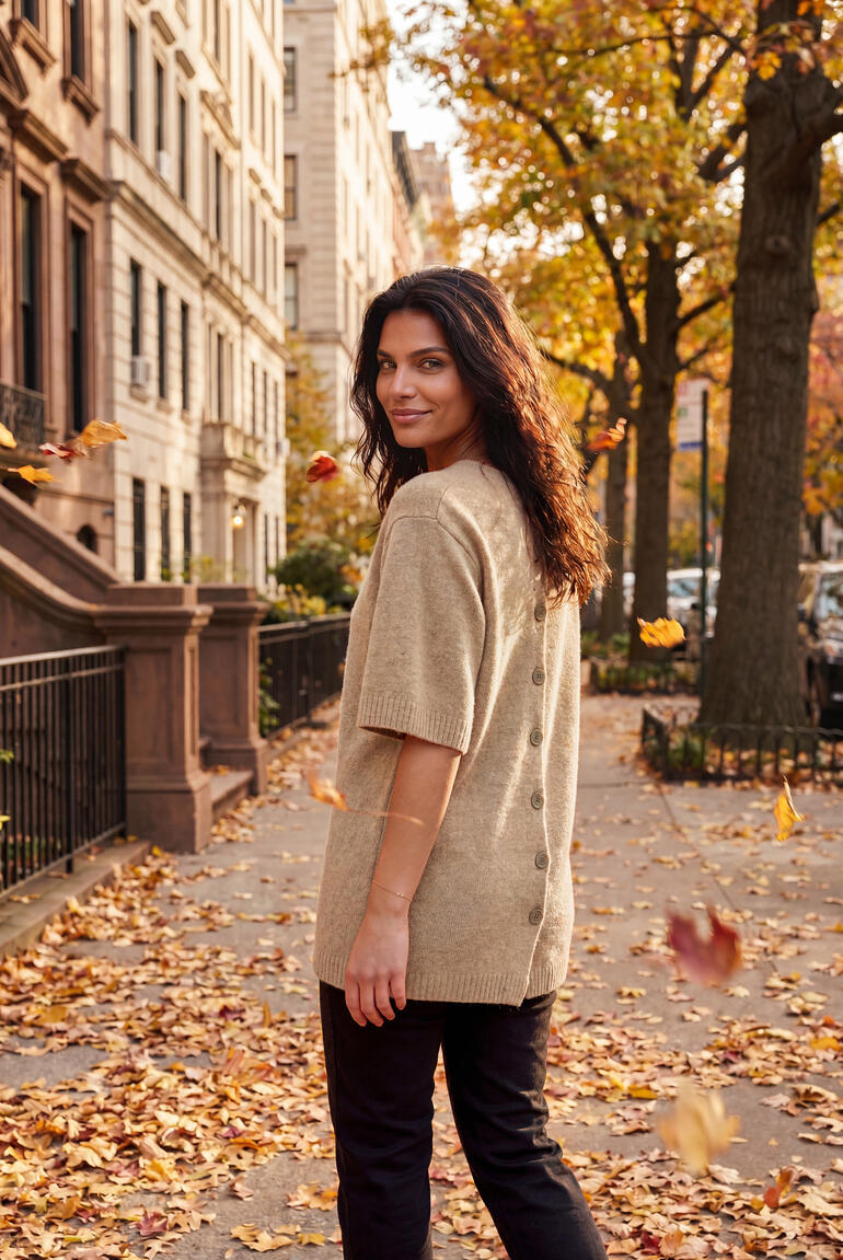 Beige Yak-Strickkleid mit kurzen Ärmeln in herbstlicher Umgebung