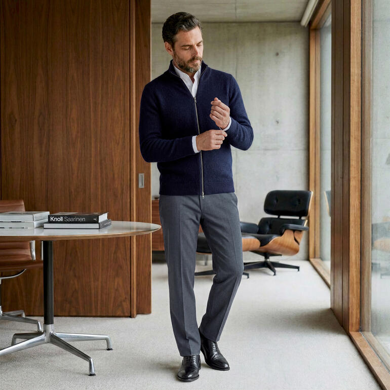 Mann in eleganter Umgebung mit Waschbarer Wollhose