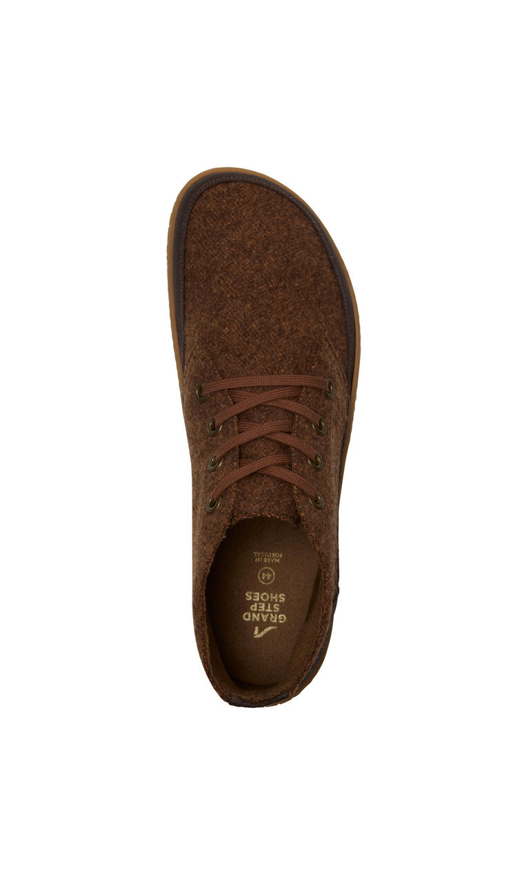Oberansicht eines braunen Wollfilz-Chukka-Boots.