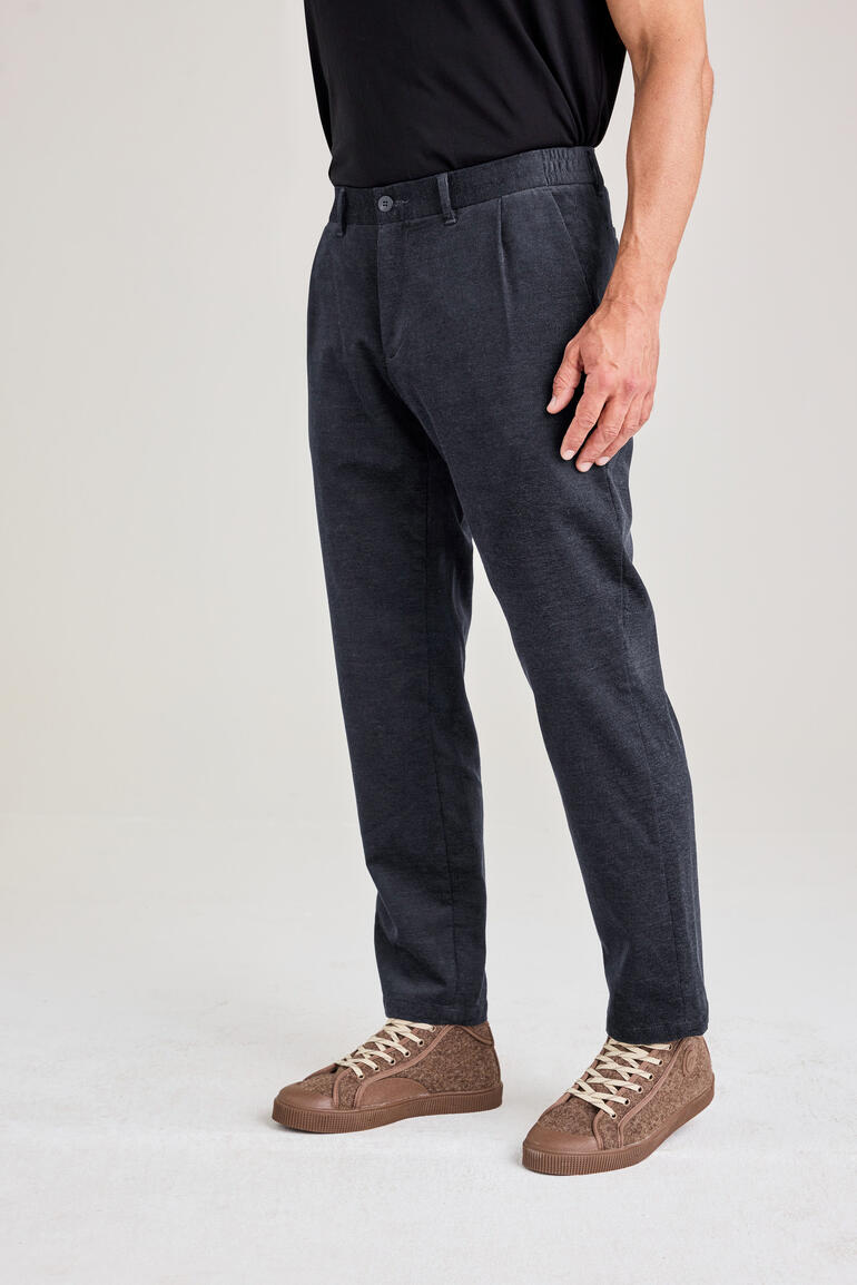 Charts Tencel-Microcordhose in Blau-Grau, getragen von einem Mann.