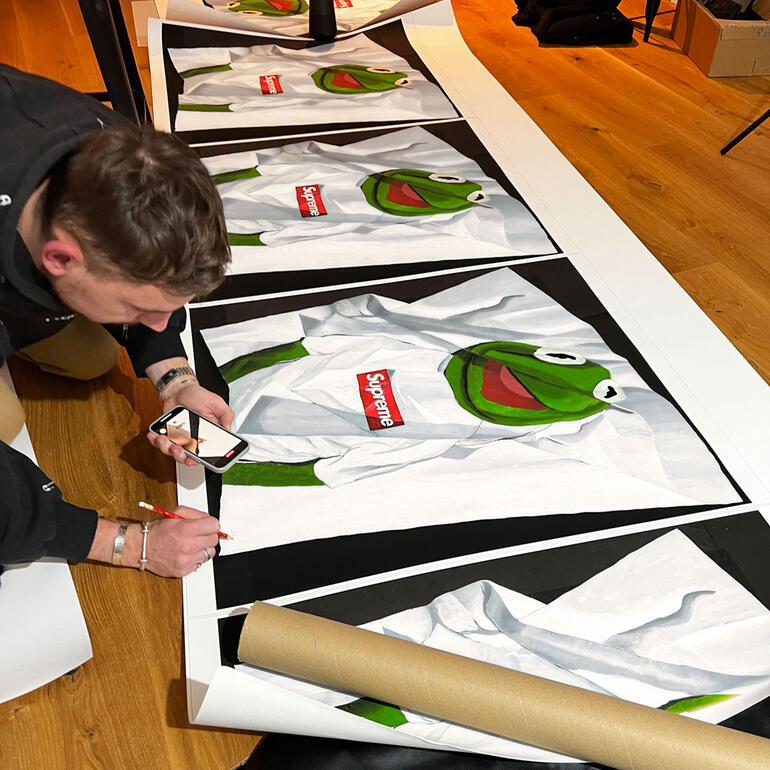 Künstler Johannes Ehemann arbeitet konzentriert an einem Kunstwerk.