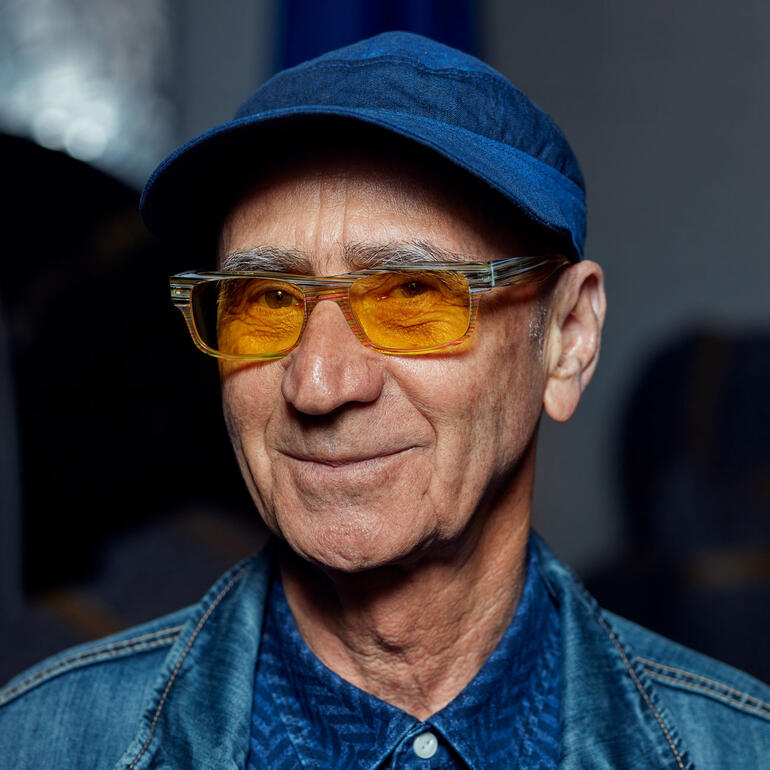 Thomas Schönauer Thomas Schönauer lächelt in einer klaren Brille in einem blauen Hemd.