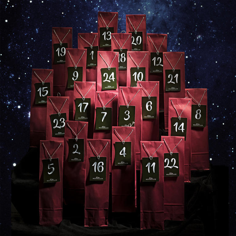 Adventskalender mit 24 roten Beuteln für Weinflaschen, dekoriert mit Nummern.
